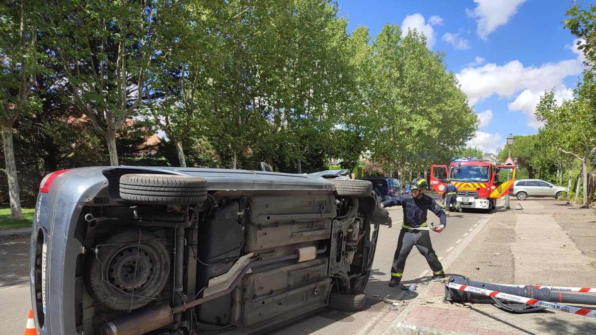 Accidente de un vehículo en la urbanización El Pichón, termino municipal de Simancas (Valladolid). Ical