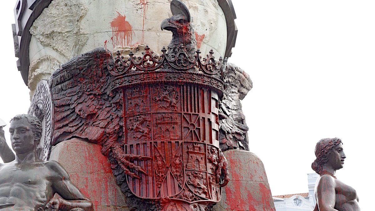 Monumento a Colón junto al Campo Grande cubierto de pintura el 12 de otubre de 2019.- M. Á. SANTOS