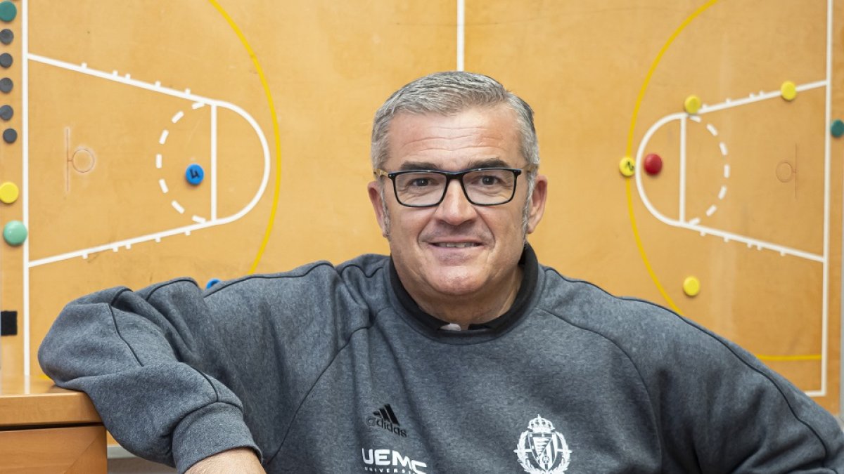 Paco García, entrenador del UEMC Real Valladolid Baloncesto. / PABLO REQUEJO