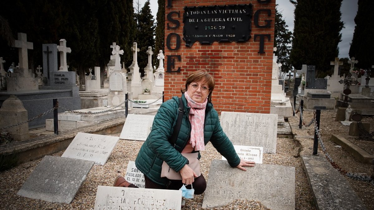 Loli, nieta de Roque, en el cementerio de El Carmen, junto a una lápida colocada donde cree que están los restos de su abuelo, fusilado en el 37. J. M. LOSTAU
