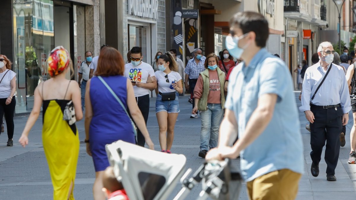 Gente paseando por la calle Santiago de Valladolid. -JUAN MIGUEL LOSTAU