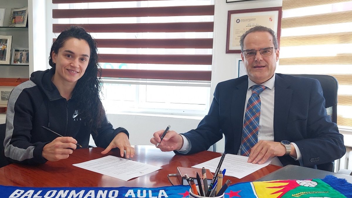 Amaia González de Garibay, junto al presidente del club Cayetano Cifuentes. / EL MUNDO