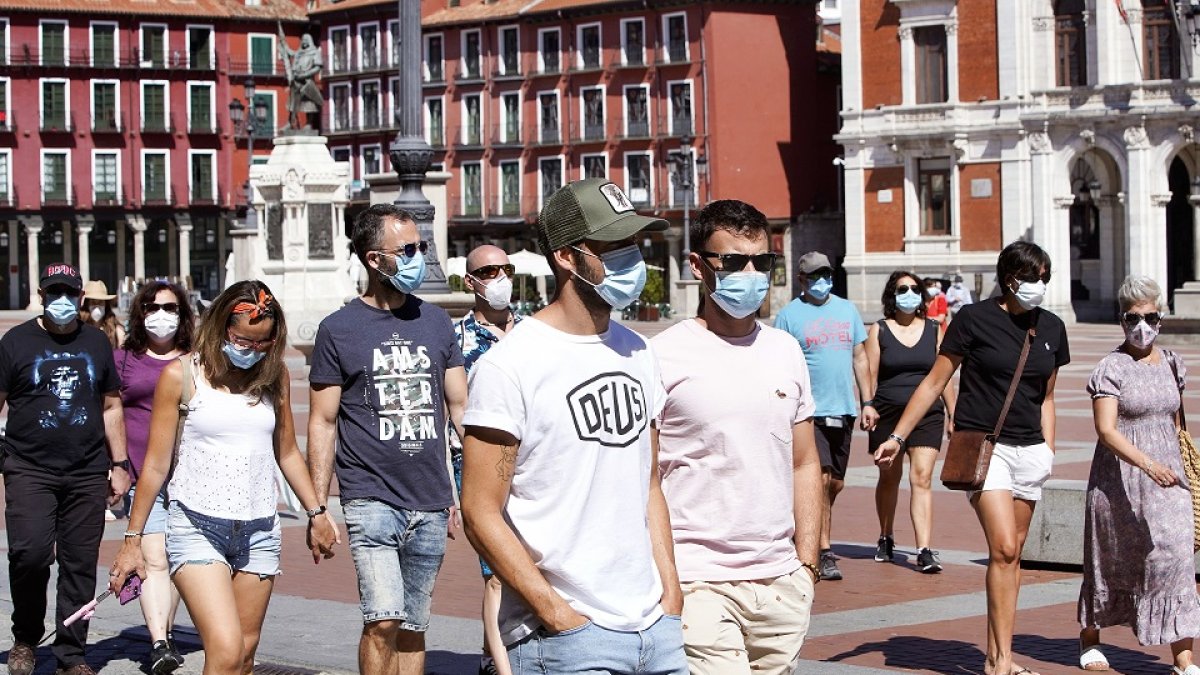 Gente paseando por la Plaza Mayor de Valladolid -JUAN MIGUEL LOSTAU.
