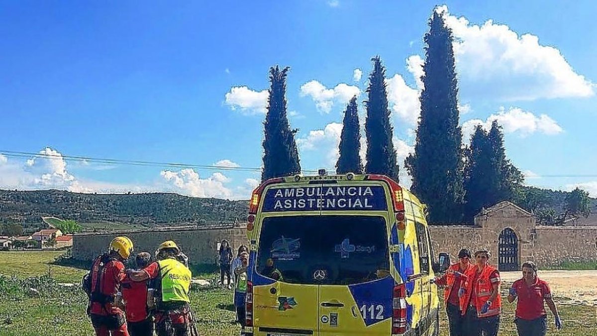 El ciclista herido en Santa María de Valbuena tras bajar del helicóptero.-E. M.