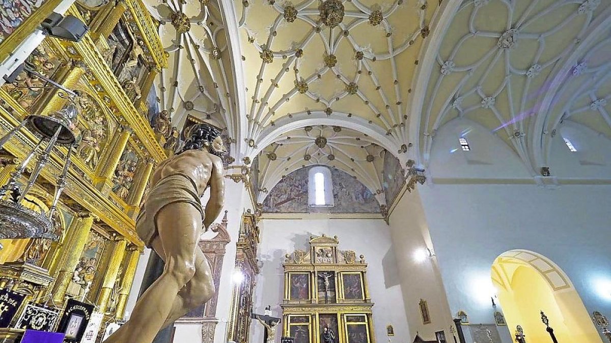 Luis Argüello pronuncia el pregón de Semana Santa de Medina del Campo, ayer en la iglesia de Santiago el Real.-EL MUNDO