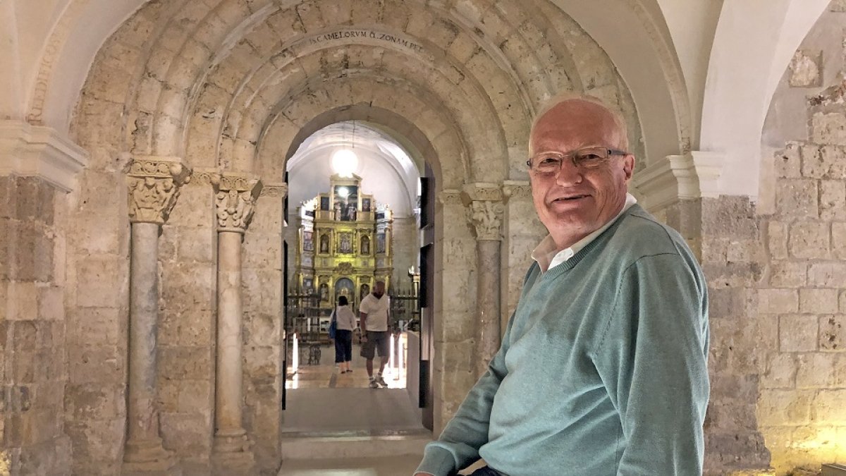 José Antonio Perrino, delante de la portada de la iglesia del Monasterio de San Zoilo / ArgiComunicación