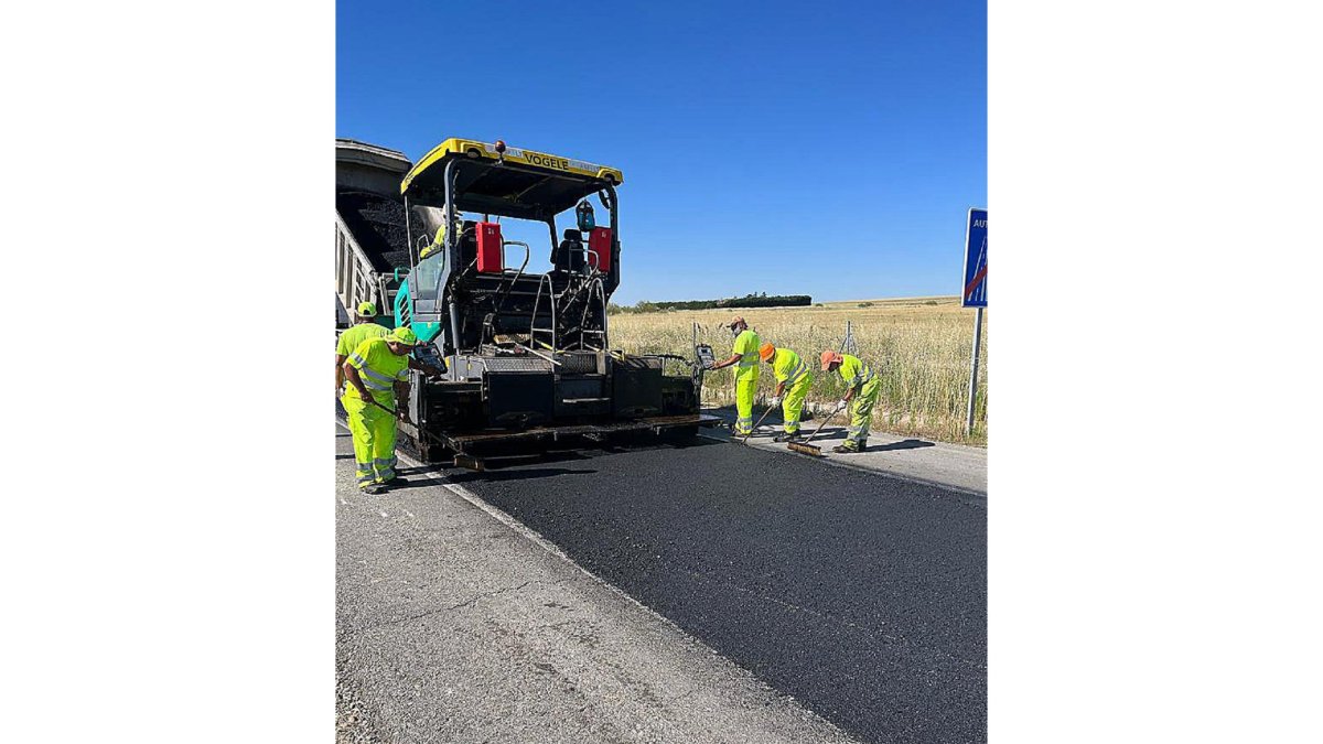 Operarios colocando la mezcla experimental derivada del aceite del oliva en la autovía Valladolid-Segovia. ICAL