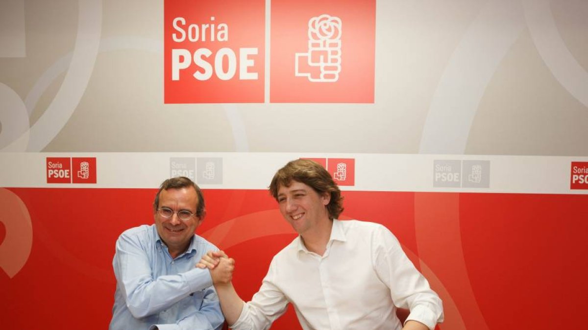 El representante de Ciudadanos en Soria, Jesús de Lozar (I) y el secretario provincial del PSOE, Carlos Martínez, firman un acuerdo de gobernabilidad de la Diputación.-Ical