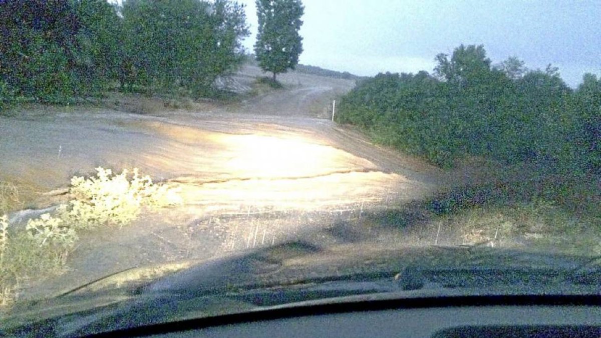 Camino fotografiado desde un vehículo durante la noche de la tormenta, anegado por la tromba de agua.-El Mundo