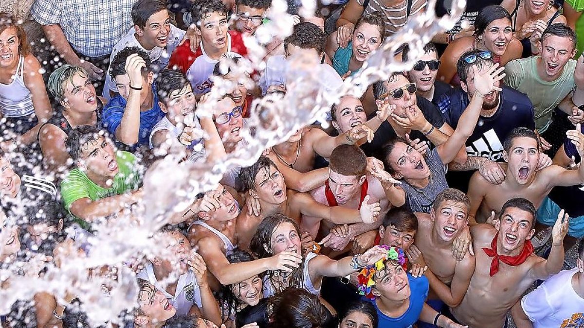 Los jóvenes piden agua durante la celebración del chúndara en Peñafiel.