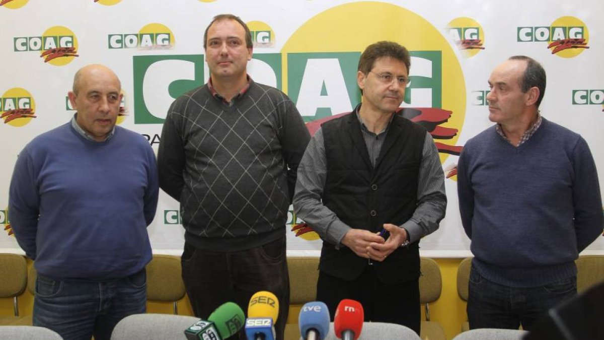 (I a D) El secretario general en Castilla y León de COAG, Aurelio Pérez; el recién elegido presidente provincial, David Tejerina; el secretario general de COAG, Miguel Blanco y el vicepresidente provincial, Juan José Aguado-Ical