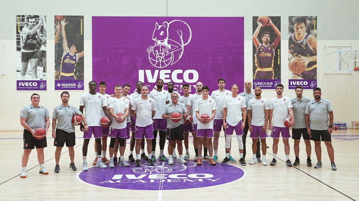 La plantilla del UEMC Real Valladolid Baloncesto al completo en su primer día de entreno de pretemporada. / RVB