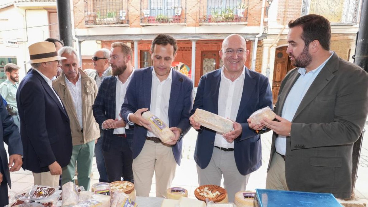 El alcalde de Valladolid, Jesús Julio Carnero, inaugura el Mercado del Queso de Villalón de Campos. J. M. LOSTAU
