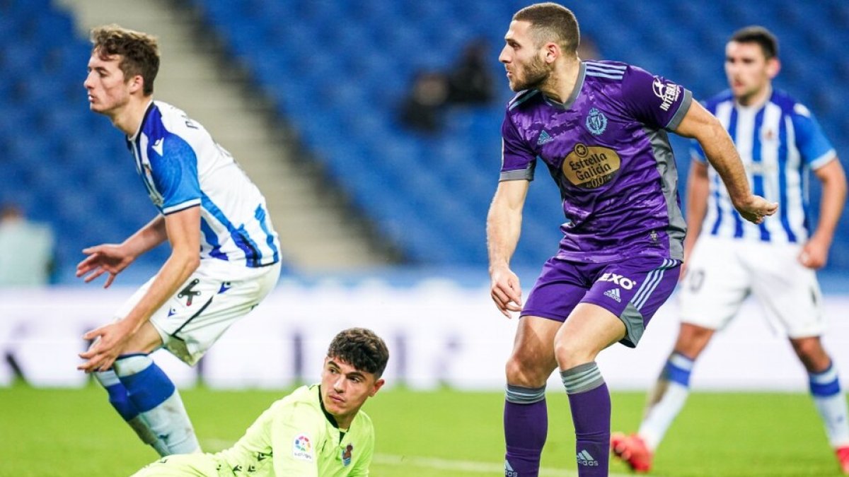 Weissman dispara en el partido de ida ante la Real Sociedad B. / RV. I. SOLA