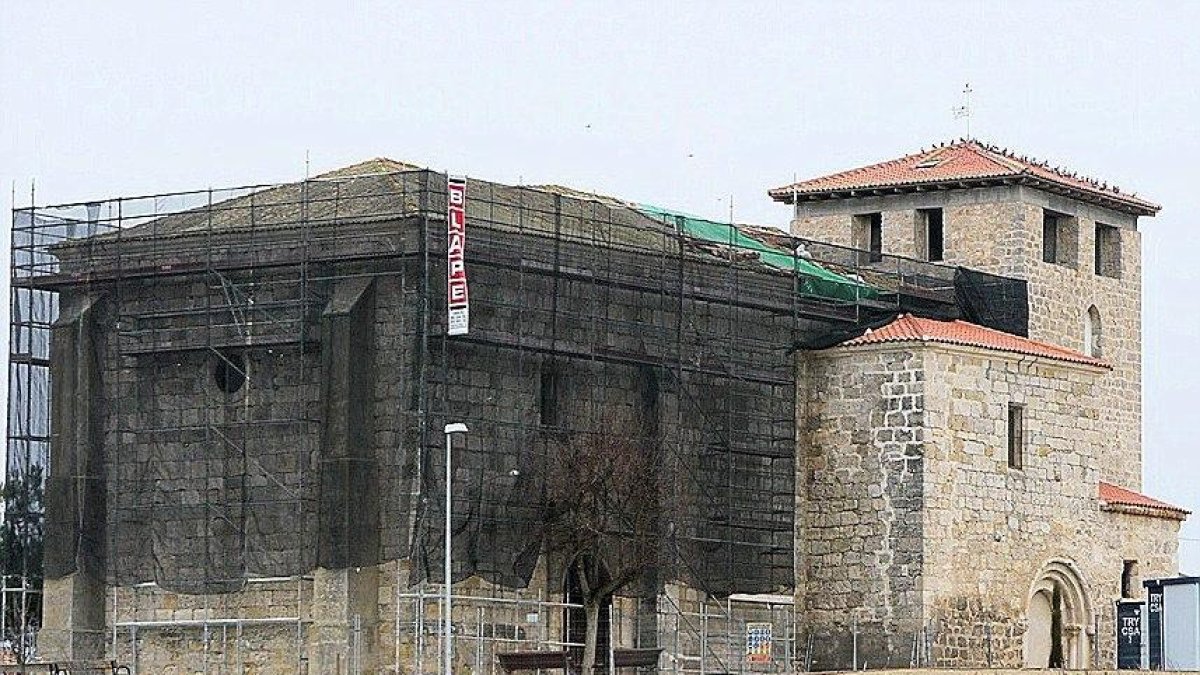 Obras en el templo de Padilla de Duero, en una anterior edición del Plan de Iglesias y Ermitas.-EL MUNDO