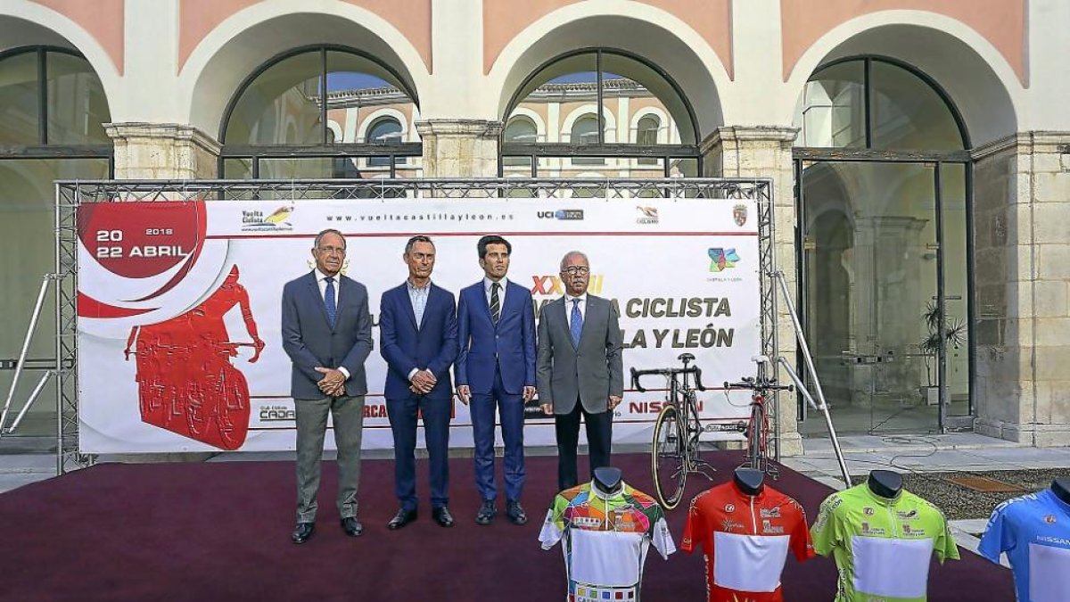 José Luis López Cerrón, Lale Cubino, Alfonso Lahuerta y Roberto Coca, durante la presentación de la Vuelta.-MIRIAM CHACÓN /ICAL