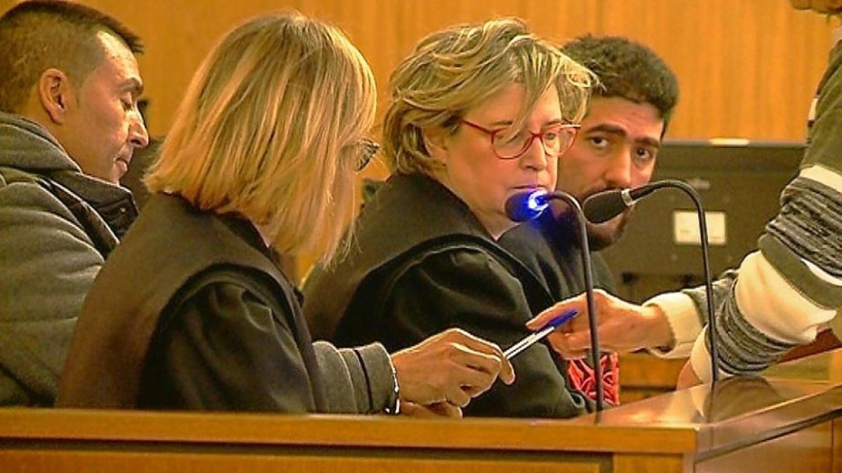 Dos de los tres acusados, con sus abogadas, ayer en la vista celebrada en la Audiencia Provincial.-LA 8