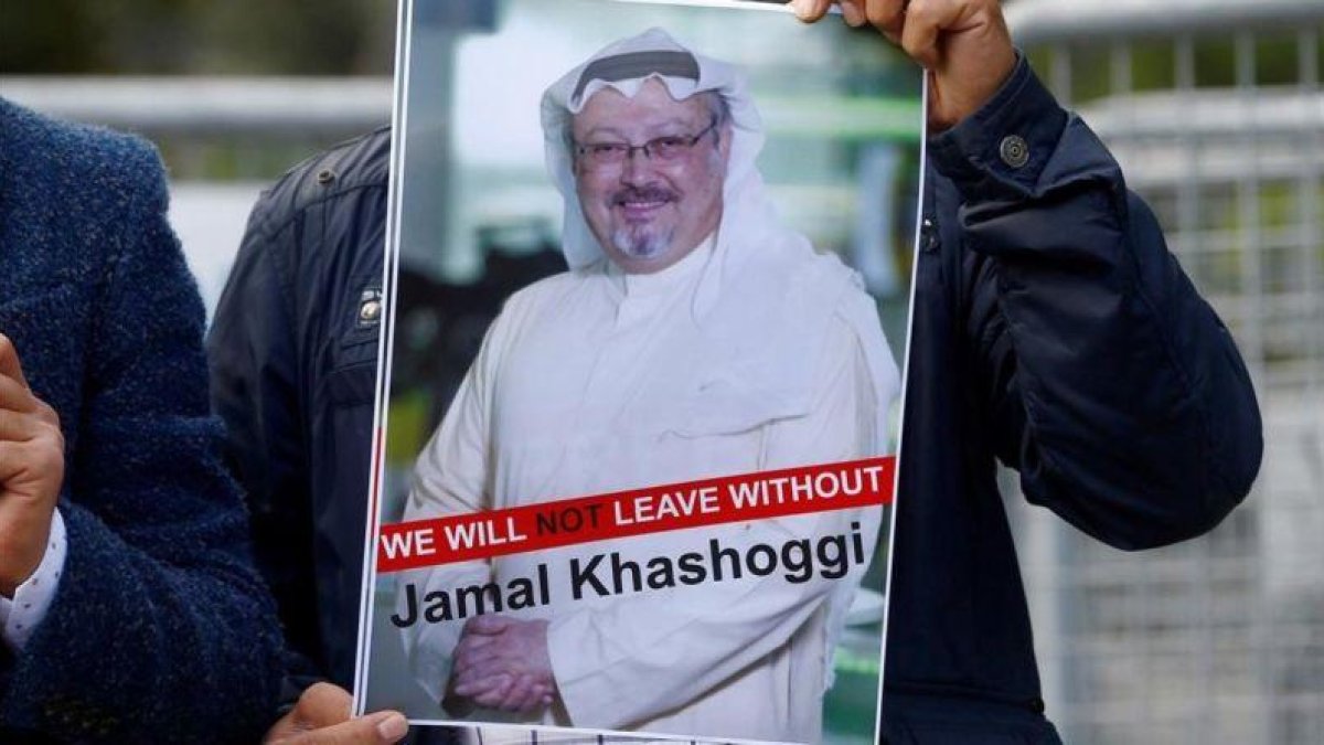 Un manifestante muestra la foto de Jamal Khashoggi en una protesta frente al consulado de Arabia Saudí en Estambul.-REUTERS / OSMAN ORSAL