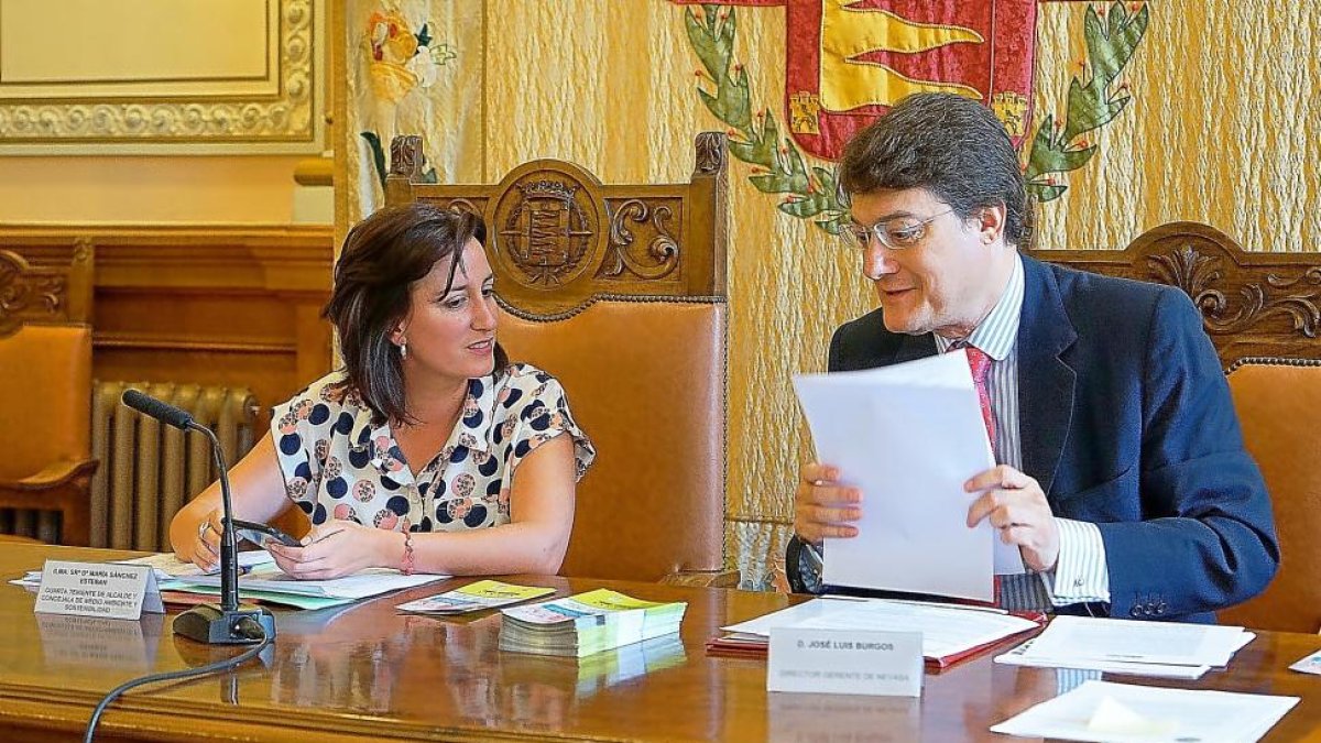 La concejala María Sánchez y el gerente de Nevasa, José Luis Burgos, en el salón de recepciones del Ayuntamiento-EL MUNDO