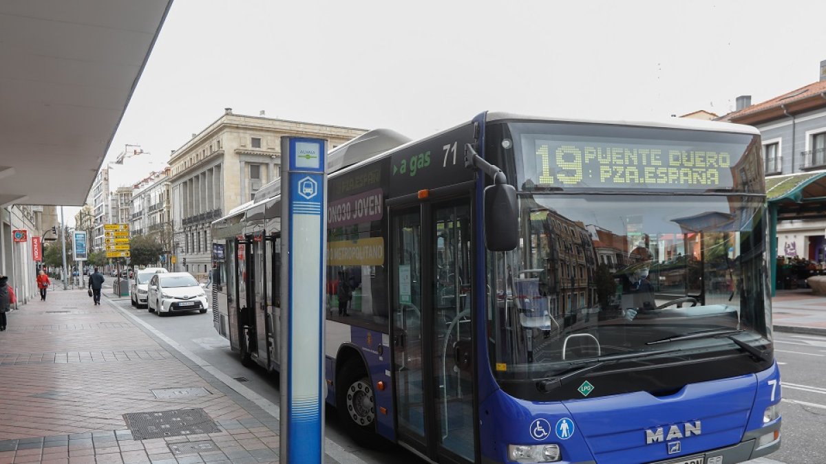 Autobús en una parada de la plaza de España. J. M. LOSTAU