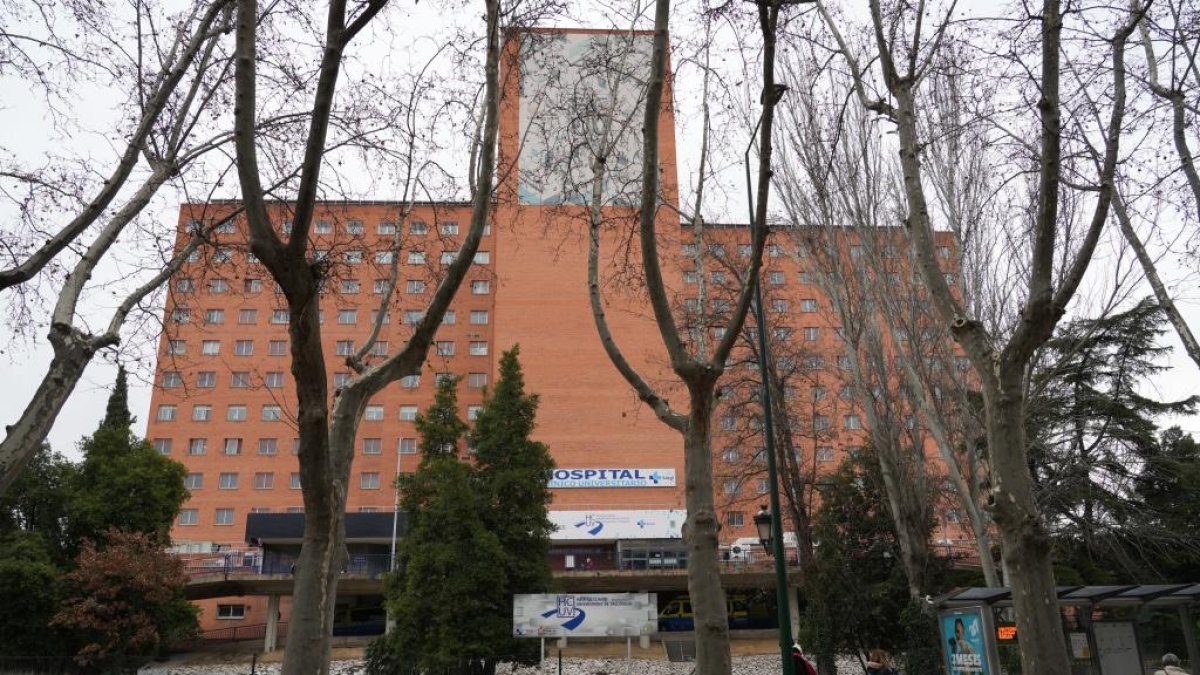 Barrio del Hospital. Hospital Clínico en la calle Ramón y Cajal. - JUAN MIGUEL LOSTAU