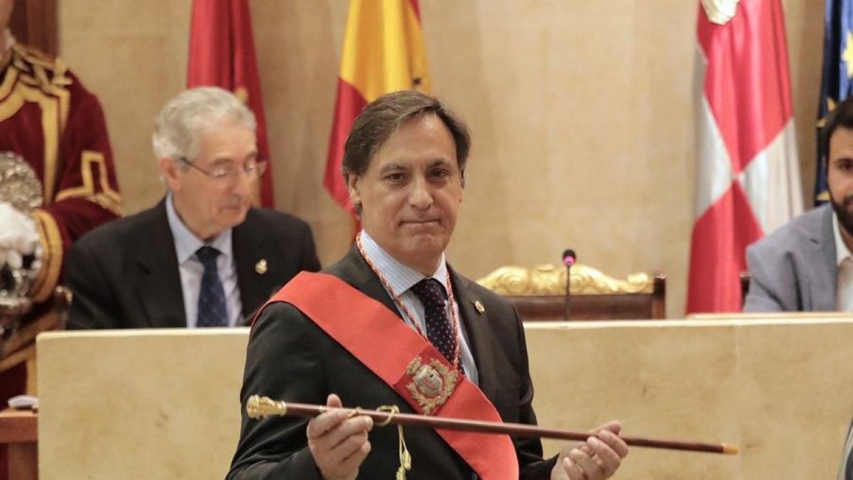 Constitución de la nueva corporación municipal que encabeza como alcalde el popular, Carlos García Carbayo-ICAL