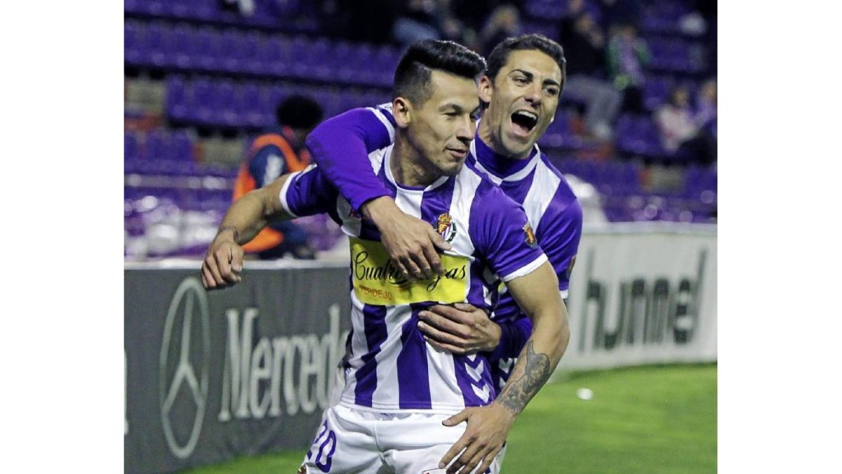 Hernán Perez es agarrado por Óscar en la celebración del gol del paraguayo ante el Numancia-J. M. LOSTAU