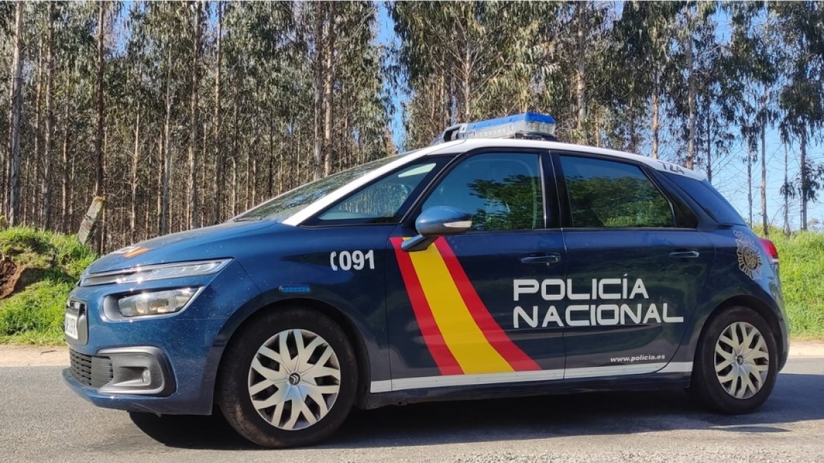 Vehículo de la Policía Nacional. / E. M.