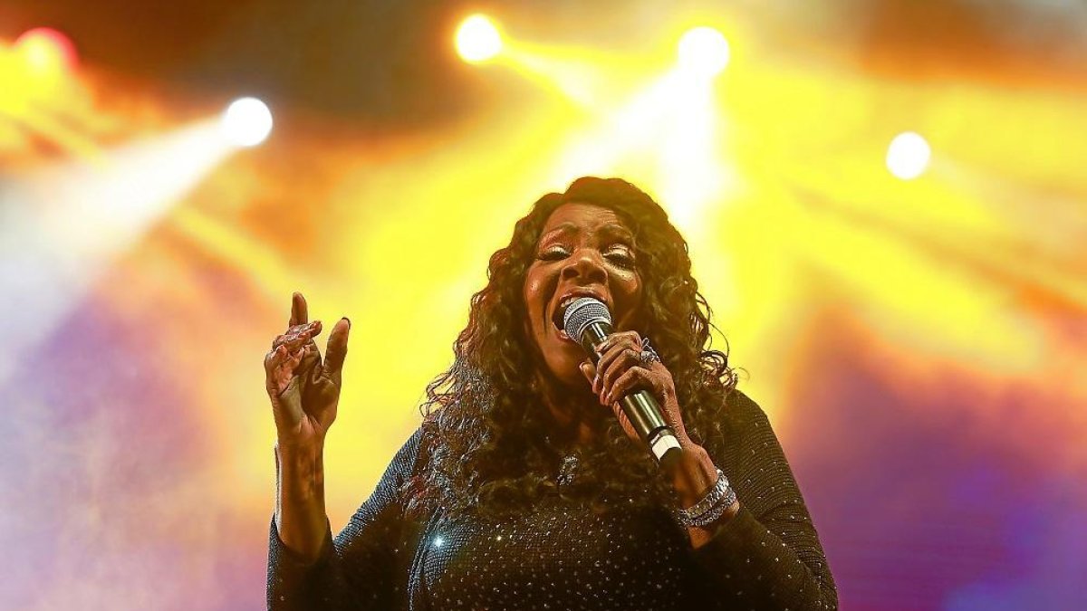 GLORIA GAYNOR LLENA LA PLAZA MAYOR CON SU INCOMBUSTIBLE MÚSICA-J.M. LOSTAU