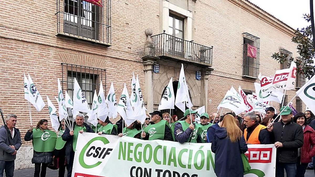 Trabajadores del Ayuntamiento de Medina del Campo, concentrados ayer en señal de protesta.-EL MUNDO