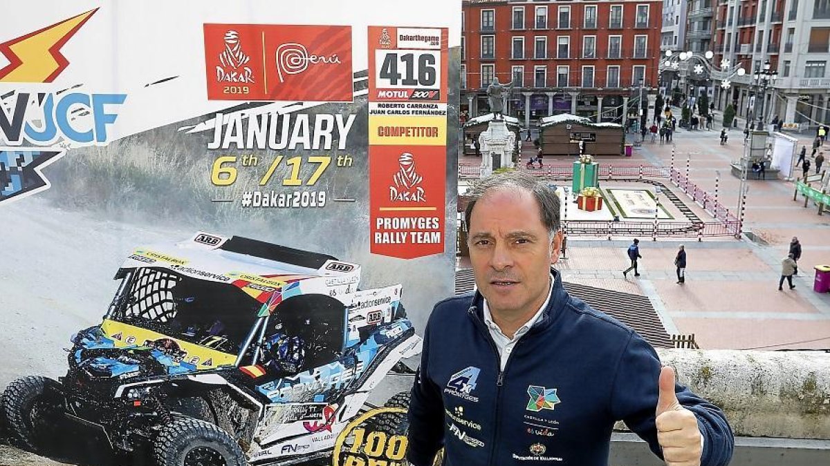 Roberto Carranza posa en el Ayuntamiento de Valladolid antes de su participación en el Dakar 2019.-J. M. LOSTAU