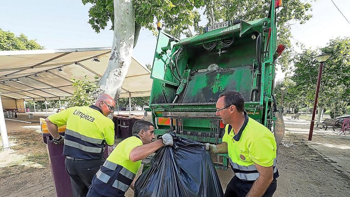 Los servicios de limpieza trabajan en el parque de Las Moreras.-PABLO REQUEJO