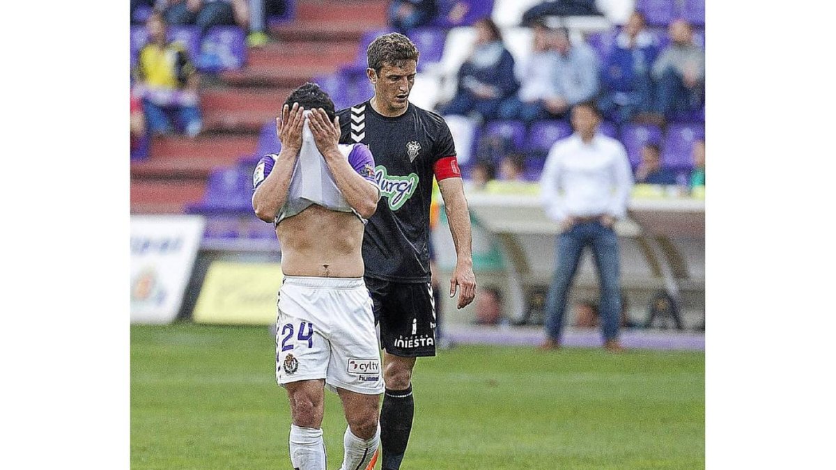 Jonathan Pereira se tapa la cara con la camiseta ante el Núñez, jugador del Albacete, con Rubi observando al fondo-José C. Castillo