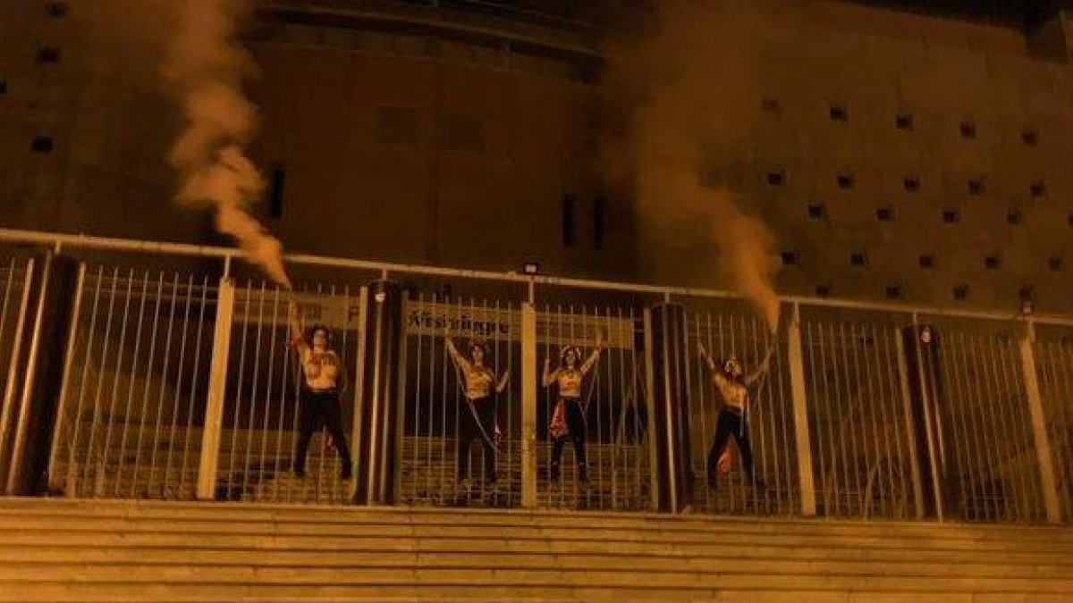 Protesta de Femen a las puertas de Vistalegre (Madrid).-@FEMENSPAIN