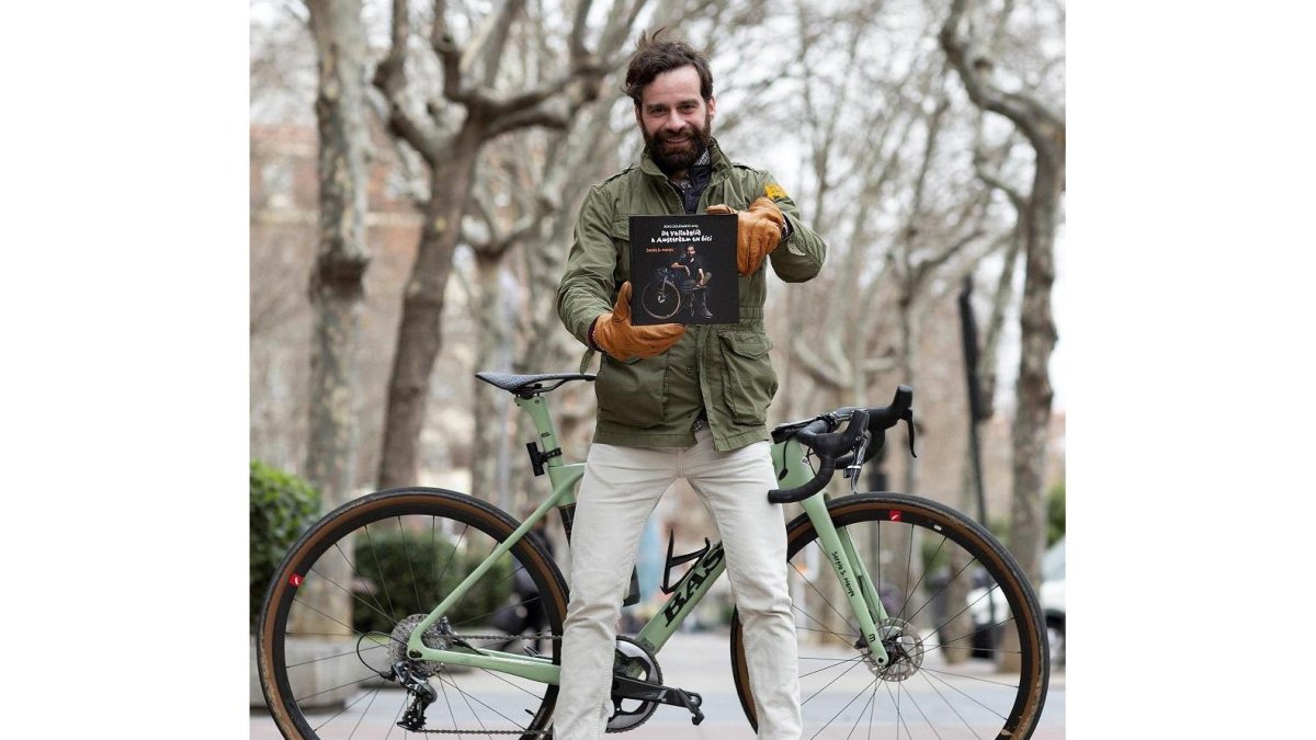 Sergio Monge posa con su libro, delante de su inseparable bicicleta.-EL MUNDO