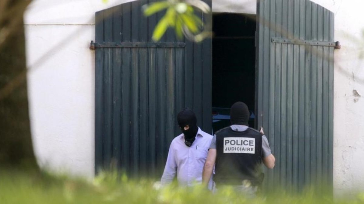 La Guardia Civil y la Policía francesa hallan un arsenal de armas y explosivos de ETA, en mayo del 2015, en un zulo de una vivienda en el centro de Biarritz, en el País Vasco francés.-EFE / JUAN HERRERO