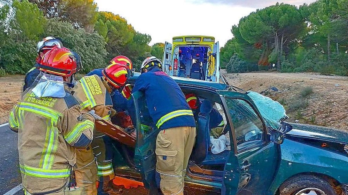 Accidente en la carretera VP-9003, entre Puente Duero y Valdestillas, con una persona herida, ayer.-BOMBEROS VALLADOLID