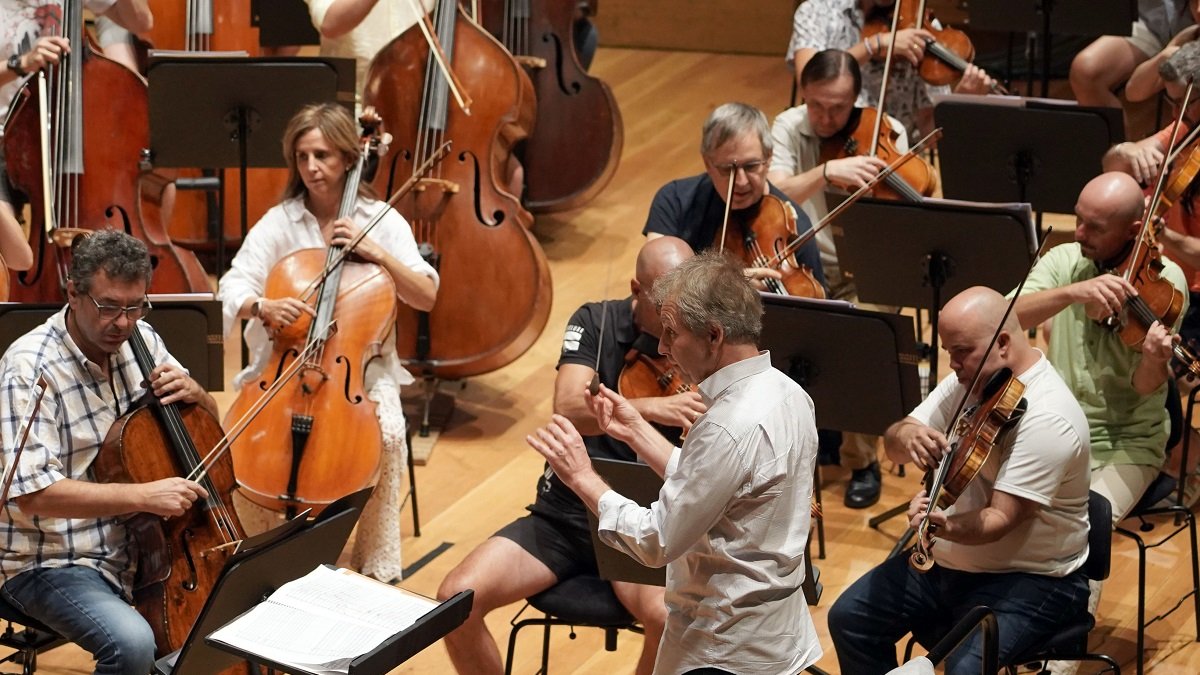 El director de la Oscyl, Thierry Fischer, durante el ensayo general de la Orquesta Sinfónica de Castilla y León para la gira por Holanda y Noruega.- ICAL