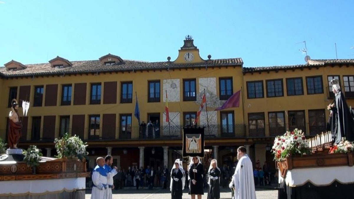 Encuentro entre el Cristo Resucitado y la Virgen de la Alegría en la plaza Mayor de Tordesillas-C. T.