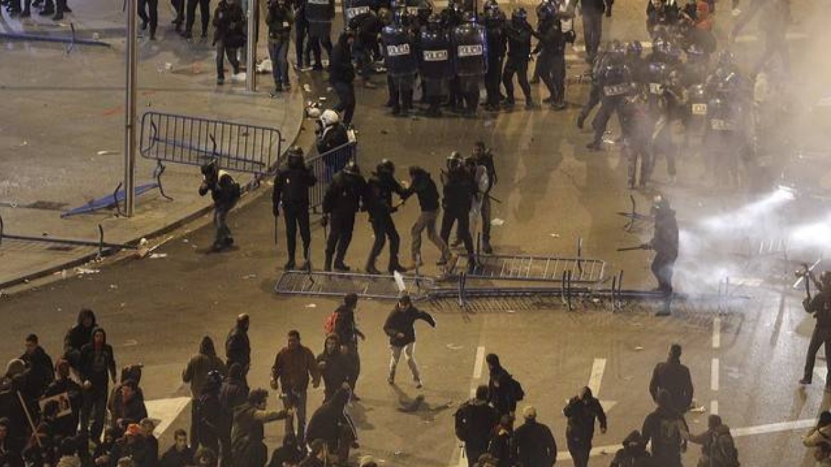 Un momento de los disturbios del pasado 22 de marzo en Madrid.-Foto: FERNANDO ALVARADO / EFE