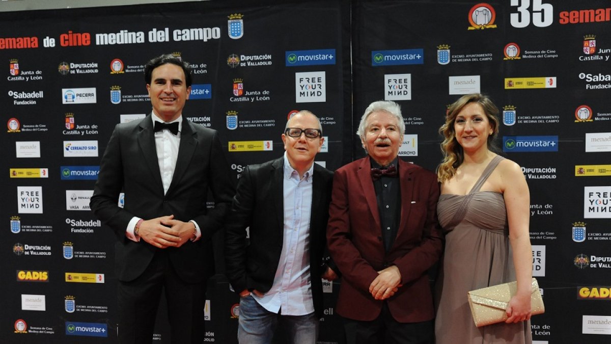 Óscar de la Fuente, Emiliano Allende, el alcalde de Medina del Campo y la concejala de Cultura en la inauguración de la Semana de Cine de Medina del Campo. -ICAL