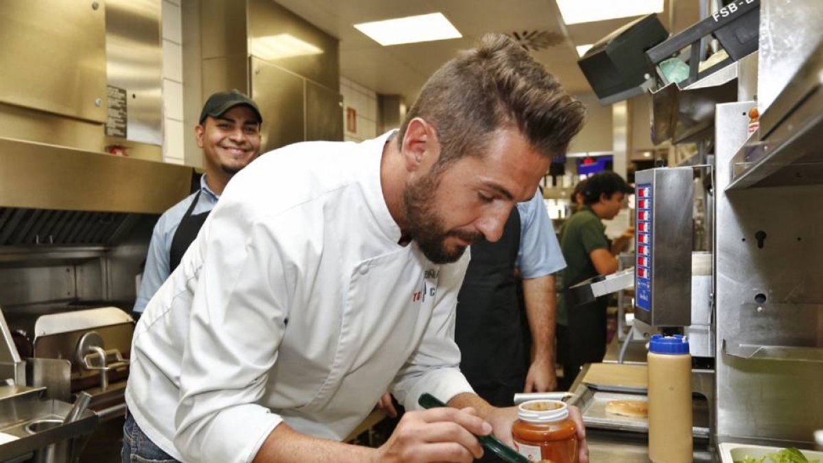 El cocinero Javier García Peña prepara su creación en uno de los restaurantes-Ical