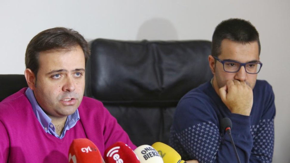 El portavoz de Fomento del Grupo Socialista en las Cortes de Castilla y León, Tino Rodríguez (I), junto al presidente del Consorcio del Ponfeblino, Alejandro Campillo (D), durante su comparecencia para informar sobre el proyecto-ICAL