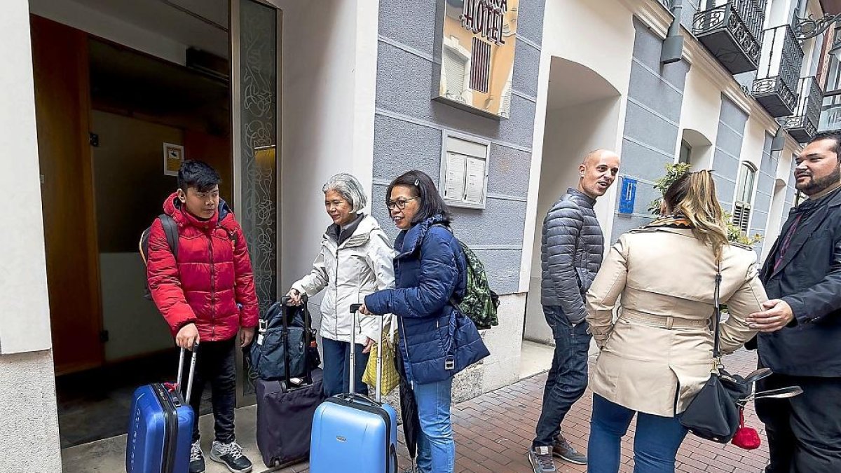 Varios turistas abandonan un hotel de la Comunidad tras su estancia de vacaciones.-MIGUEL ÁNGEL SANTOS