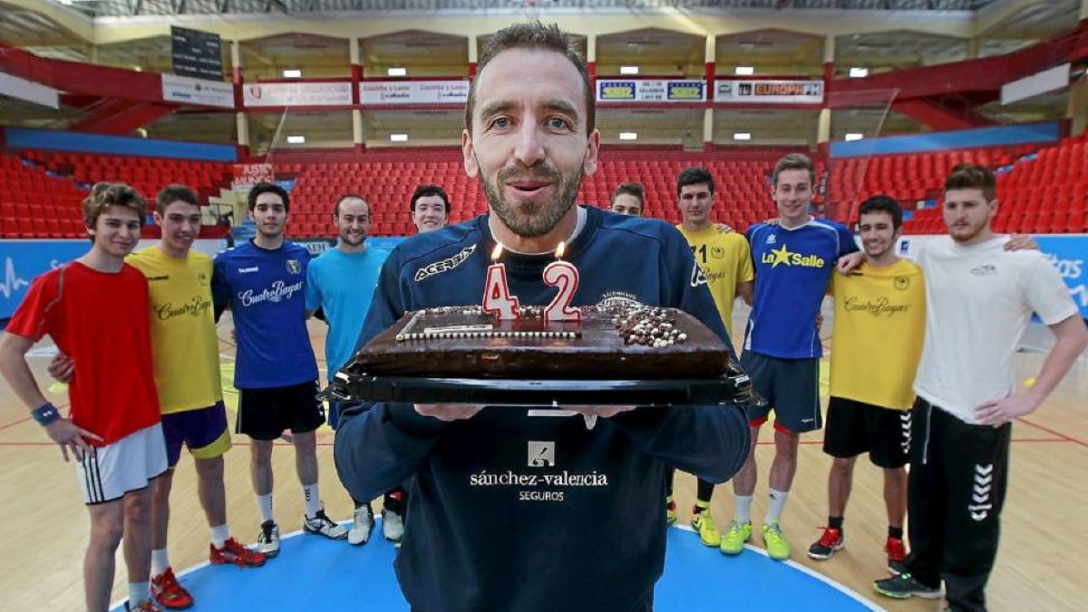 Fernando Hernández sopla las velas de su 42º cumpleaños en presencia de sus jugadores del equipo juvenil del BMAtlético Valladolid-J. M. LOSTAU