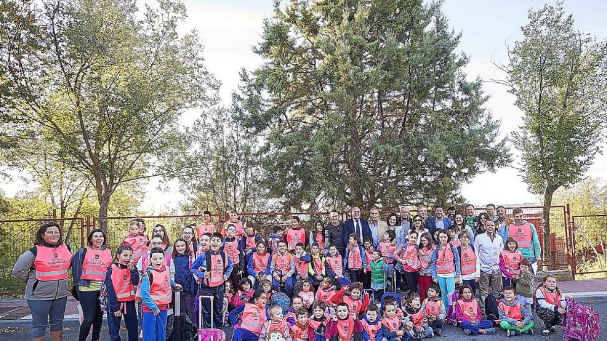 Alumnos y profesores del colegio de Portillo posan ayer con el presidente de la Diputación de Valladolid,Jesús Julio Carnero.-EL MUNDO