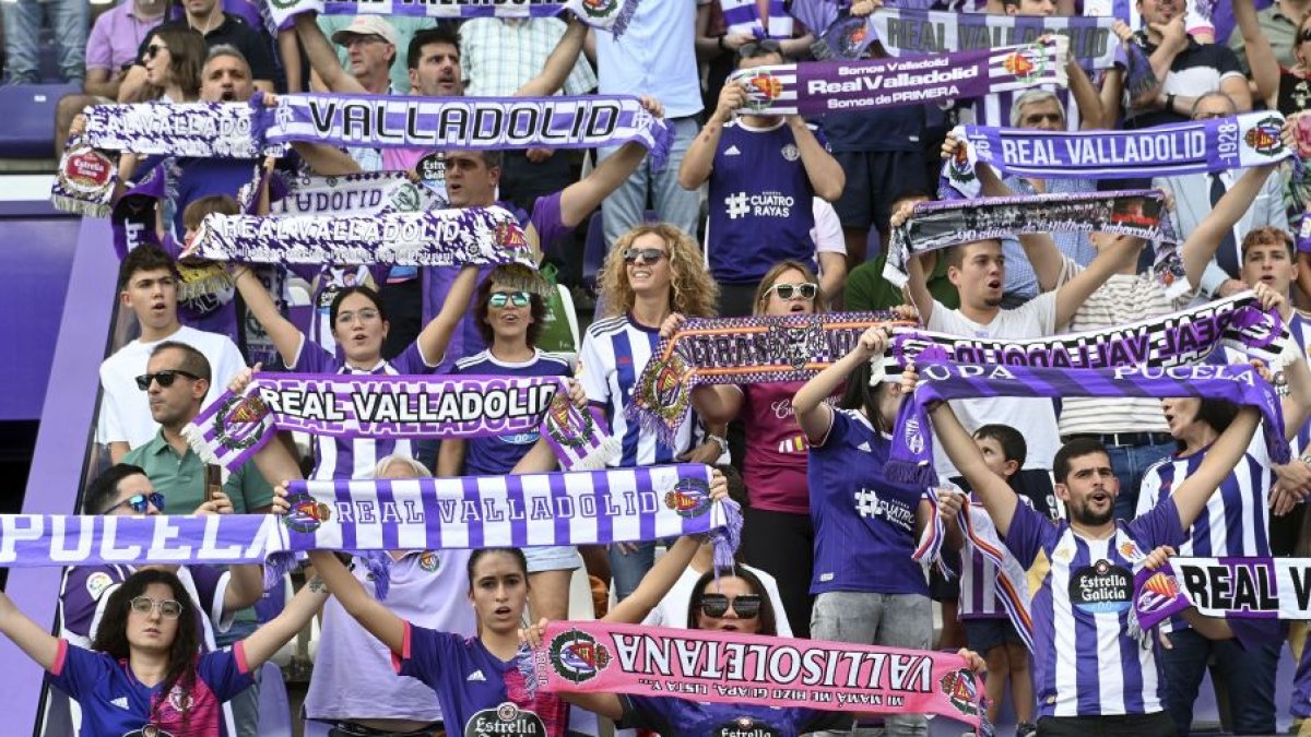 Aficionados del real Valladolid animando al equipo con sus bufandas, con los escudos viejo y nuevo. / LALIGA