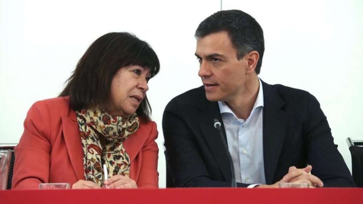 a presidenta del PSOE, Cristina Narbona, y el secretario general, Pedro Sánchez, este martes en la sede del partido.-DAVID CASTRO
