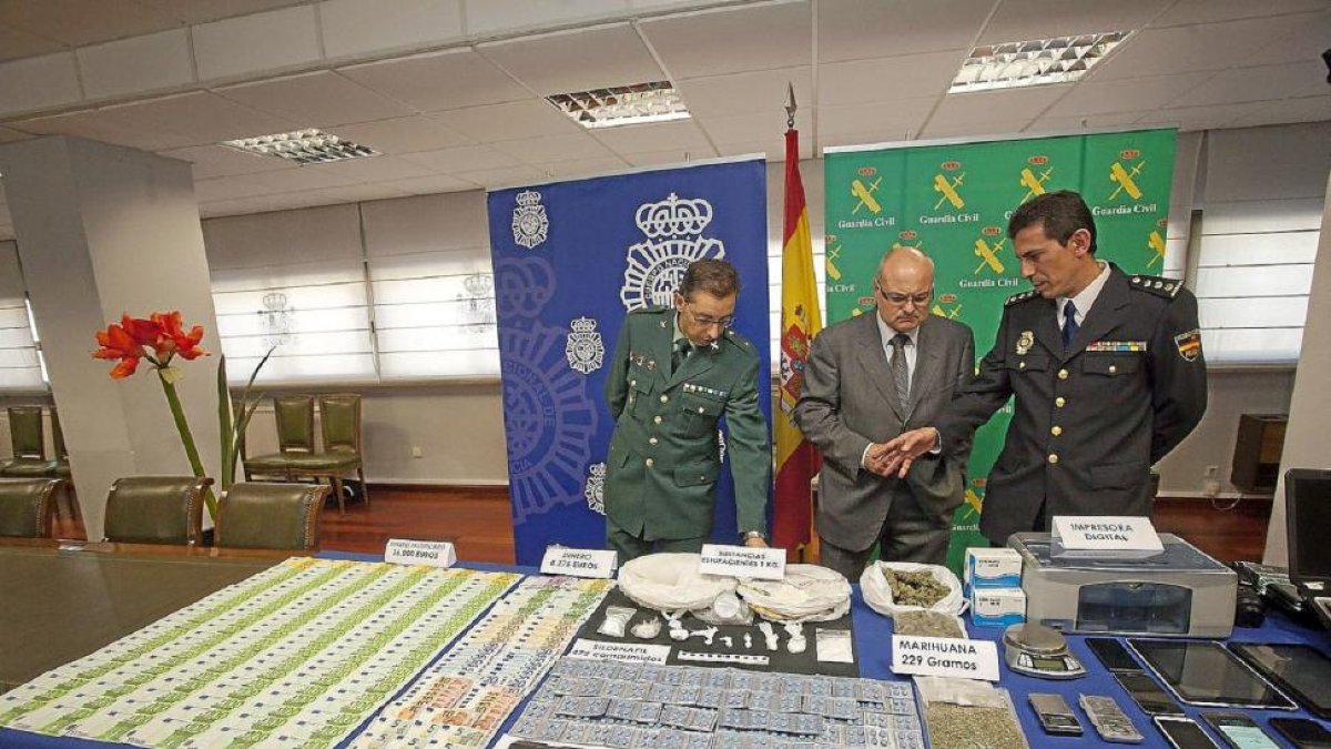 El comandante Ferrero, el subdelegado Luis Gómez  y el comisario Del Diego, con la droga incautada.-P. Requejo