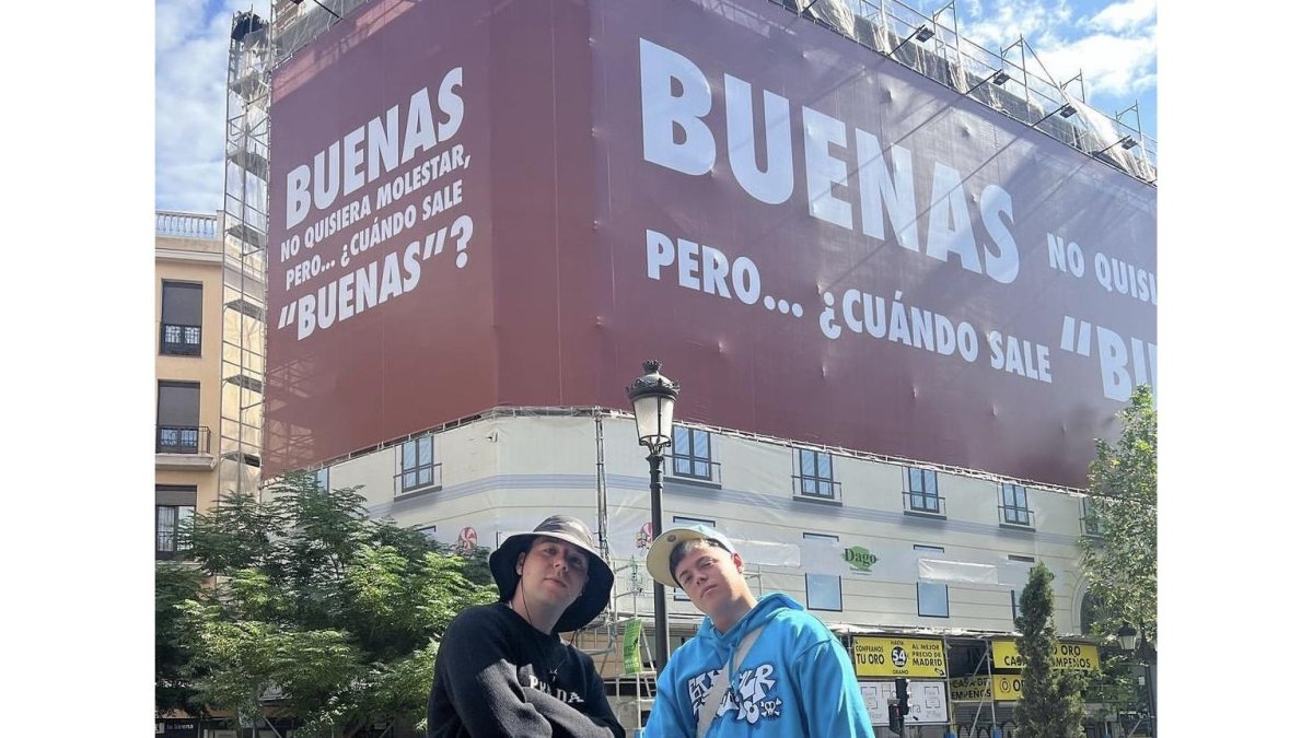 Promoción del nuevo single 'Buenas' con una lona en Madrid- INSTAGRAM QUEVEDO Y SAIKO